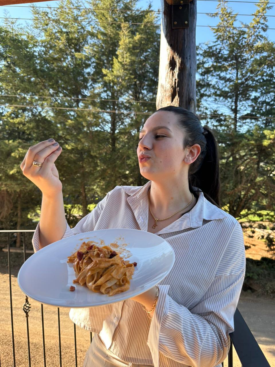 Gabi Giuriatti cozinhando